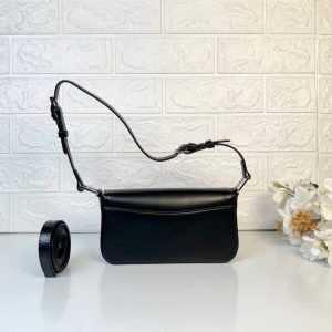 Сумочка з чіткими лініями та лаконічним клапаном.