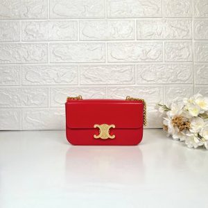 Елегантна сумка-crossbody з гладким клапаном та закругленими кутами.